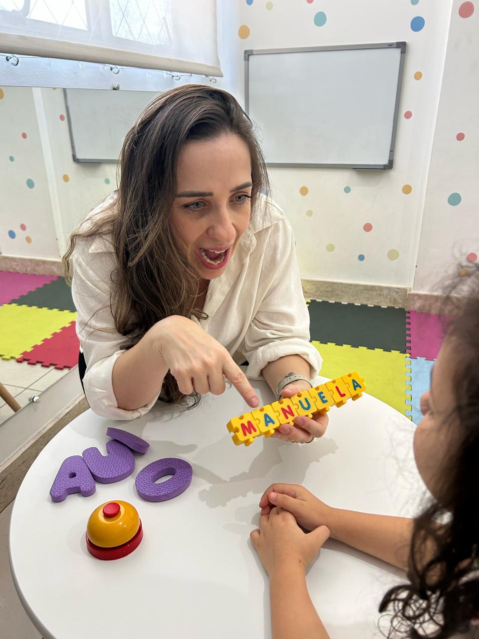 Débora Piazarollo trabalhando montagem de nome com letras móveis